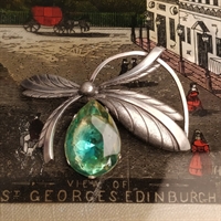 sølvfarvede blade grøn glas dråbe vintage broche gamle smykker genbrug